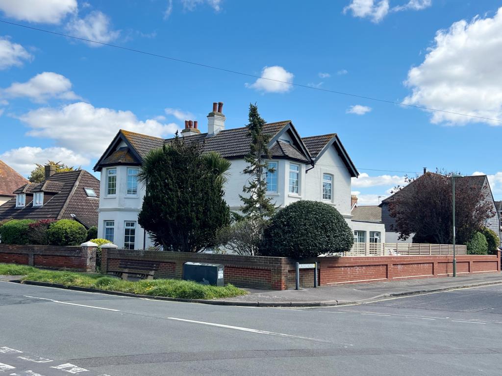 Lot: 21 - FLAT WITH SEA VIEWS - Outside elevation of building